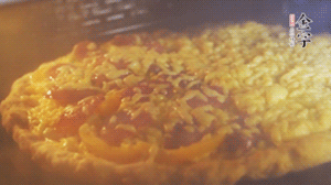 準(zhǔn)備好披薩餅皮，烤盤(pán)刷油后入烤箱預(yù)熱10分鐘，放上面餅后180度烤10分鐘。（現(xiàn)成買(mǎi)的披薩皮，就忽略此步驟）