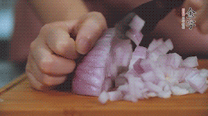 2.半個(gè)青椒、半個(gè)黃椒切圈、一個(gè)洋蔥切丁、三個(gè)白蘑菇切片備用。