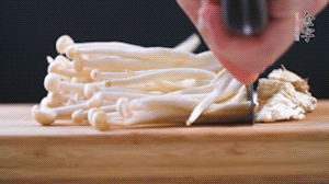 海鮮菇、蟹味菇去掉根部，洗凈。