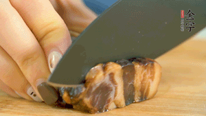 金字風味醬肉切成片，上鍋蒸15分鐘。