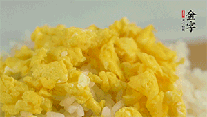 將雞蛋碎、西蘭花碎和放涼的米飯混合，用少許鹽、橄欖油調(diào)味。