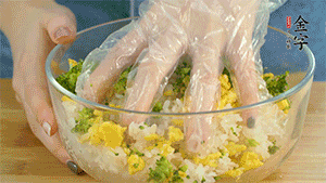 將飯團用手搓捏成圓球狀。