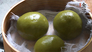 青團(tuán)上沸水鍋中蒸10分鐘即可。