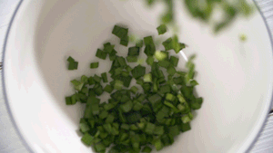 韭菜洗凈，切粒。