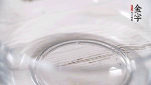 雞蛋加鹽、黃酒均勻打散，下鍋炒散。