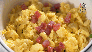 將香腸、韭菜、雞蛋攪拌均勻，可適當加玉米油、十三香、味精調味。