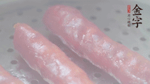 金字香腸上鍋，大火蒸5分鐘，切片備用。