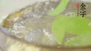 萵筍去皮切片，加鹽焯水。