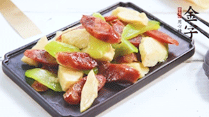 熱油下鍋，依次下金字香腸、萵筍、冬筍，均勻翻炒。