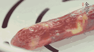 香腸蒸至半熟切片，筍切丁備用。