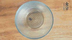 取一個碗，香菇倒放，香腸片圍繞鋪成圓形，加炒好的米飯壓實。