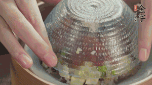 碗倒扣到盤中，擺上焯水后的熟蝦仁即可。