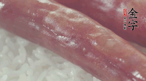 關(guān)上蓋子，煮到米飯露出時(shí)。