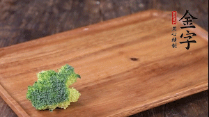 西蘭花清洗后，切成小塊焯水。