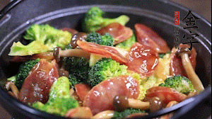 出鍋前加少許鹽、水淀粉即可。