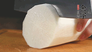 白蘿卜去皮切塊，豆芽洗凈。