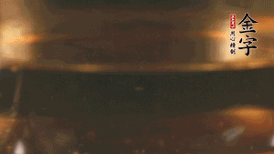 冷水下鍋，加入牛仔骨、姜片焯水備用。