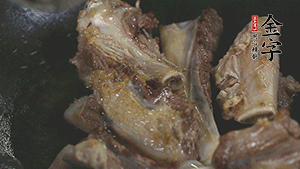 加入白蘿卜、料酒、水、火腿煮40分鐘。