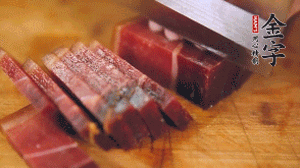 金字火腿溫水浸泡30分鐘，切成小塊。