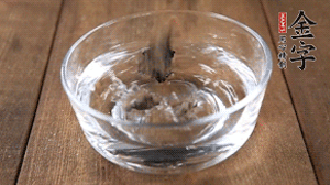 黑木耳泡發(fā)備用。