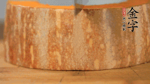 南瓜去皮洗凈后，切成規(guī)則的長(zhǎng)方形。