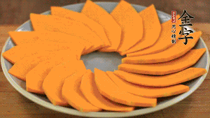 秋葵、南瓜交叉擺在盤中，然后香腸片置于上面，擺成花環(huán)狀。