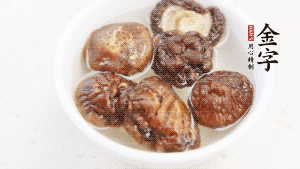 鍋加熱至7成，放蘿卜絲煸炒，加3粒冰糖翻炒至透明，盛出備用。