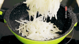 鍋加油至5成熱，放香腸粒、臘肉粒翻炒，等脂肪變透明后，加香菇、瑤柱、蝦米，放適量冰糖、胡椒粉、鹽炒至香味溢出。