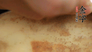 金字香腸切片，藕去皮切薄片備用。