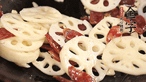 依次下香腸片、藕片翻炒均勻，加適量清水燜熟。