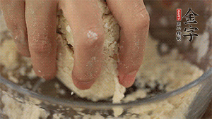 揉勻成光滑的面團(tuán)后，醒發(fā)半小時。