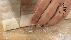 均勻切段后搓成長條狀，繞到香腸上，以紅豆點綴眼睛。