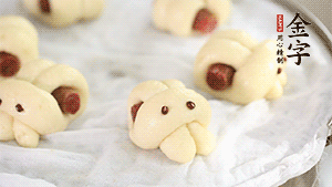 上鍋大火蒸20分鐘后，關(guān)火燜5分鐘就可以了。