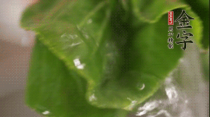 小青菜從根部掰開，分別洗凈。