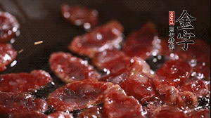 鍋中油7成熱時，香腸片翻炒均勻，然后依順序加胡蘿卜絲、小青菜、面條。