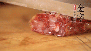 金字土香腸斜切成片。