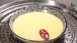 將香腸片均勻鋪上，繼續(xù)蒸6分鐘。