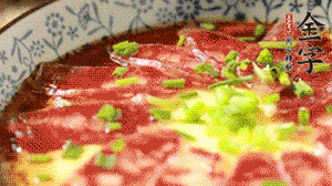 出鍋前淋上少許生抽、香油調(diào)味，撒上蔥花就可以了。