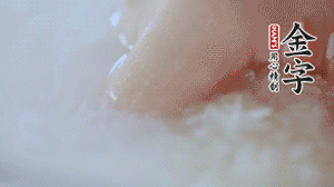 砂鍋內壁涂抹一層食用油，將洗凈后的大米放入，米與水比例為1：1.5。