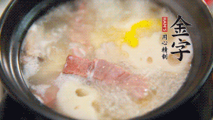 出鍋前加適量鹽調(diào)味，撒香菜點綴就可以啦。