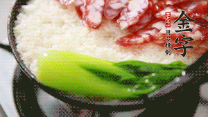 5分鐘后，在鍋邊用勺子淋一圈少少的油。打雞蛋，放青菜，把調(diào)好的醬汁倒入。（在米飯周圍用小勺沿著鍋邊淋上一圈油，是為了吃到地道的鍋巴。這個(gè)過程可以稍微轉(zhuǎn)動(dòng)下鍋，使四壁受熱均勻。）