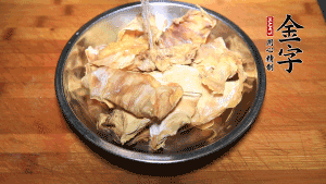 筍干冷水泡發(fā)至軟，切成小段，生姜切成片備用。