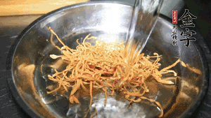 蟲草花用涼水浸泡10分鐘，干香菇溫水泡發(fā)至軟去蒂備用。蓮子、紅棗也可一同清洗干凈。