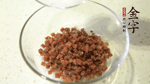 【月餅餡】2．火腿丁、白砂糖、蜂蜜攪拌腌漬2小時(shí)。