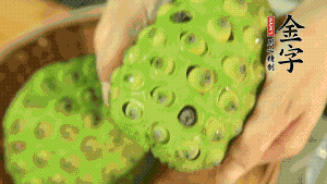 從蓮蓬中取出新鮮蓮子，剝?nèi)ネ鈿ず螅傩⌒膭內(nèi)グ咨∧?。（剝掉白色薄膜的蓮子口感上?huì)更嫩，入口更顯清甜）