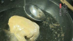 鴿子去毛和內(nèi)臟，處理干凈。大火燒開鍋中的水，放入鴿子汆燙3分鐘，撇清血沫，撈出備用。（為了保證湯色純正，肉類在煲制前要先去除殘留的血水，煲湯時一定要冷水下鍋，這樣肉里的蛋白質(zhì)才可以充分地溶解到湯里，湯的味道才會鮮美。）