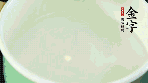 鍋中盛涼水，放入汆燙好的鴿子、火腿片、生姜片。