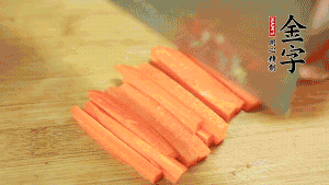 洋蔥、青椒、胡蘿卜切成粒備用。