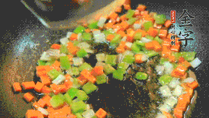 以耗油、料酒調(diào)味，加適量清水燜煮。