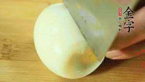 煮面條的同時把雞蛋煮好。